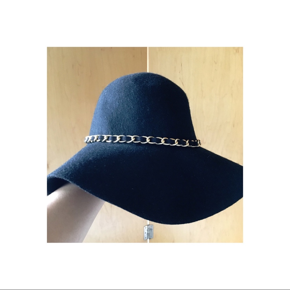 < CHIC FLOPPY HAT >